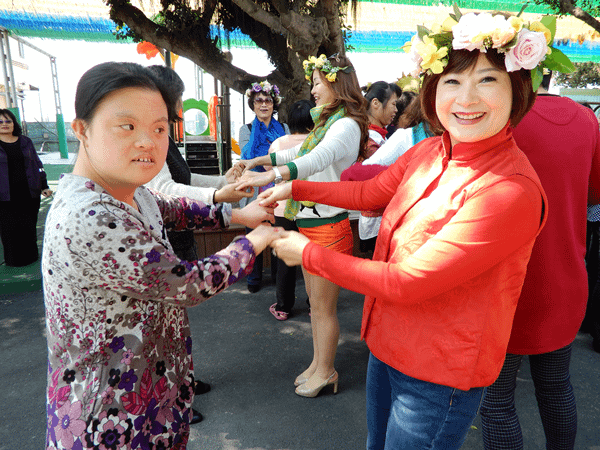 林炎麗號召愛心天使 傳愛二林喜樂保育院3.png