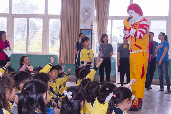 遠離腸病毒威脅 彰化縣衛生局邀麥當勞叔叔教學童正確洗手7.png