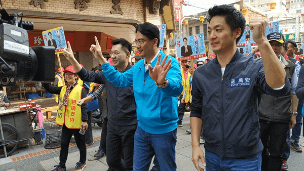 國民黨三帥合體 柯呈枋打出縣長挺美的、立委挺帥的2.png