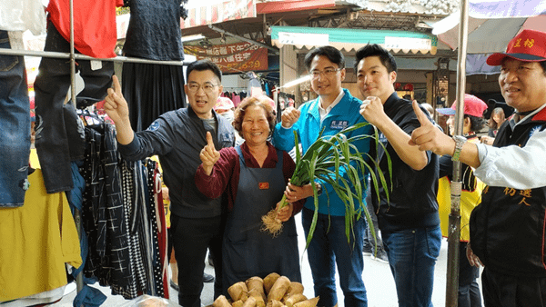 國民黨三帥合體 柯呈枋打出縣長挺美的、立委挺帥的4.png