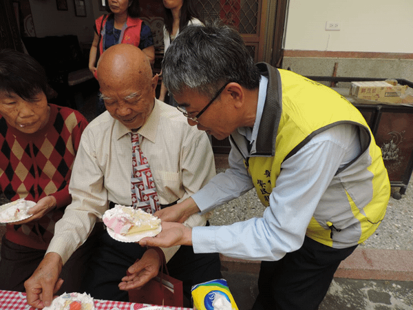 彰化市人瑞榮民彭中百歲慶生 彰化榮服處楊雨榮處長到場祝賀4.png