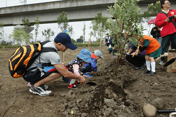 彰化縣田中植樹活動 挽起衣袖植樹愛地球2.png