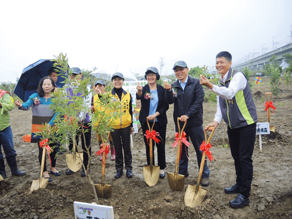 彰化縣田中植樹活動 挽起衣袖植樹愛地球1.png