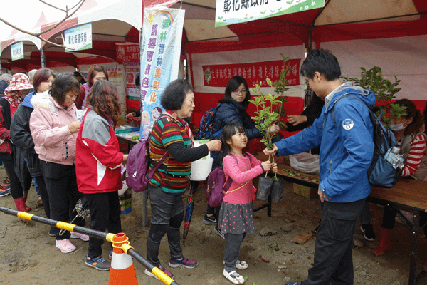 彰化縣田中植樹活動 挽起衣袖植樹愛地球4.png