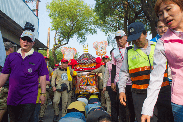 大甲媽祖遶境進香鑾轎抵達彰化 彰化縣市首長接駕7.png