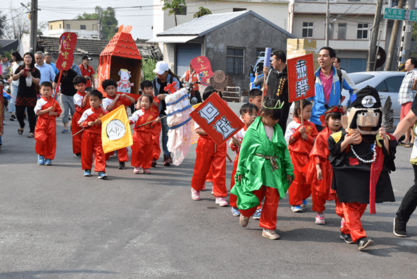 育民幼兒園迎媽祖遶境 超萌小濟公踩街超逗趣 1.png