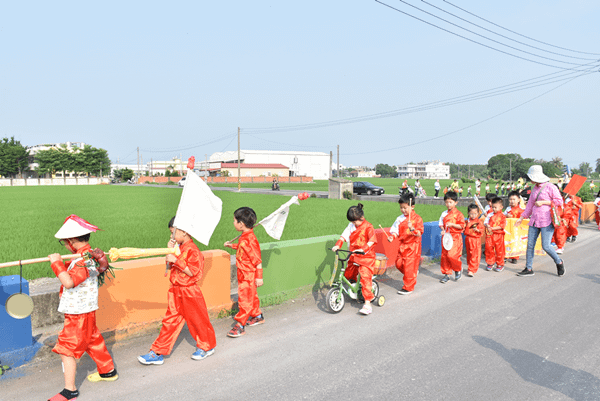 育民幼兒園迎媽祖遶境 超萌小濟公踩街超逗趣 2.png