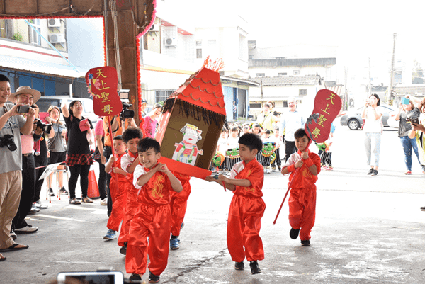 育民幼兒園迎媽祖遶境 超萌小濟公踩街超逗趣 4.png