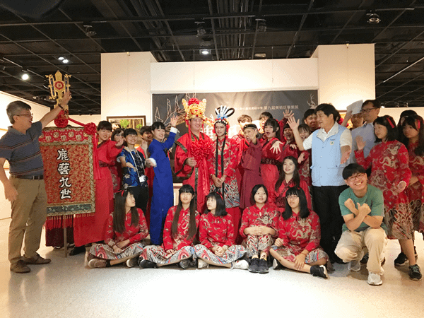 彰化藝術高中學生瘋踩街 享受充滿聲光影藝的畢業展11.png