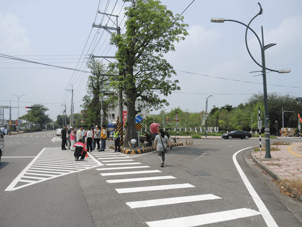 田尾鄉公園路口設「緣石」保護行人 公路總局立意良善卻造成交通事故4.png