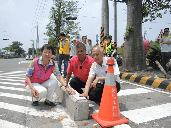 田尾鄉公園路口設「緣石」保護行人 公路總局立意良善卻造成交通事故1.png