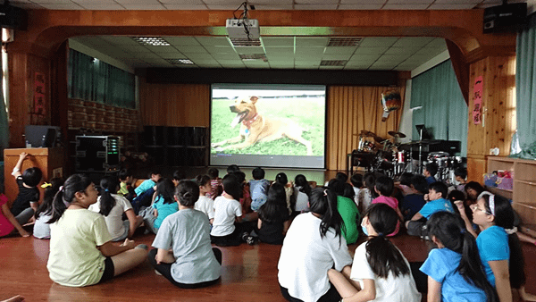 文德國小生命教育扎根校園 全校師生一同歡送校犬畢業3.png