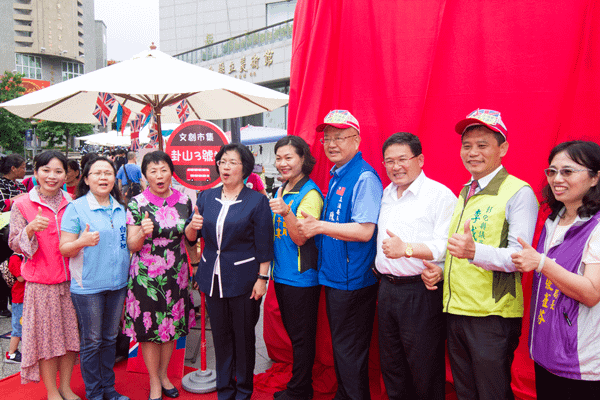 卦山3號文創市集熱潮延燒 英倫風扭蛋巴士進駐彰化市武德殿廣場4.png