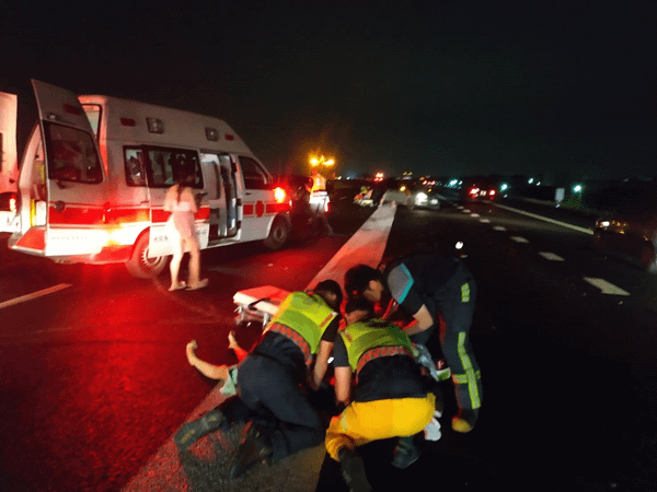 彰化戰備跑道路段傳死亡車禍 妙齡女子失控撞上護欄魂斷國道1.png