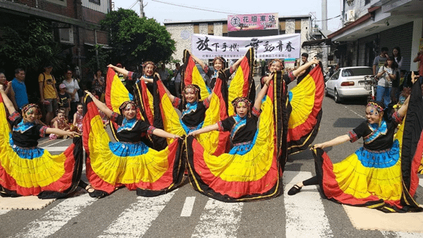 放下手機舞動青春讓生命更精采 新住民彝族傳統舞蹈快閃1.png