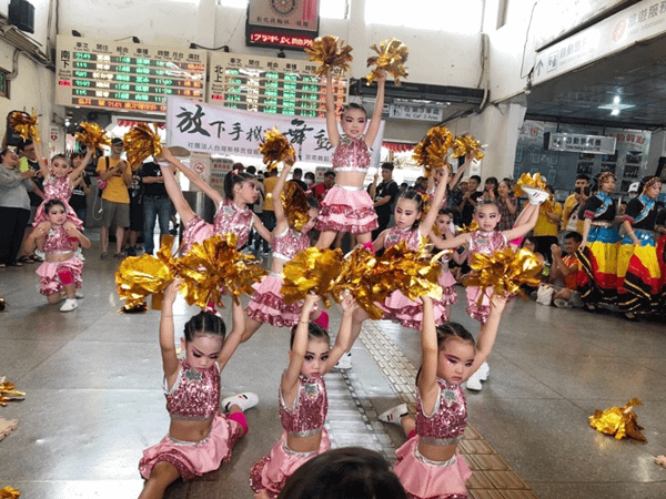 放下手機舞動青春讓生命更精采 新住民彝族傳統舞蹈快閃6.png