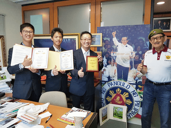 菲律賓前總統拉莫斯（右起）接見發明家鄧鴻吉和鄧仕展、鄧立維父子並於頒獎。.png