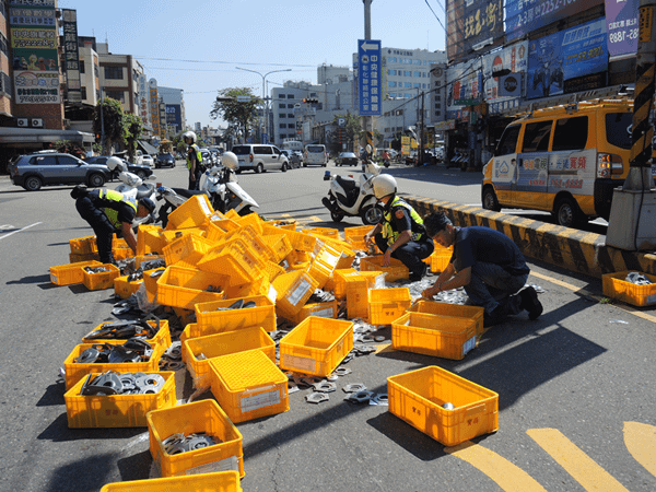 小貨車金屬配件散落一地 彰化波麗士大人徒手撿拾清除障礙物5.png