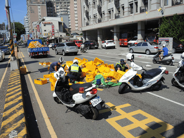 小貨車金屬配件散落一地 彰化波麗士大人徒手撿拾清除障礙物3.png