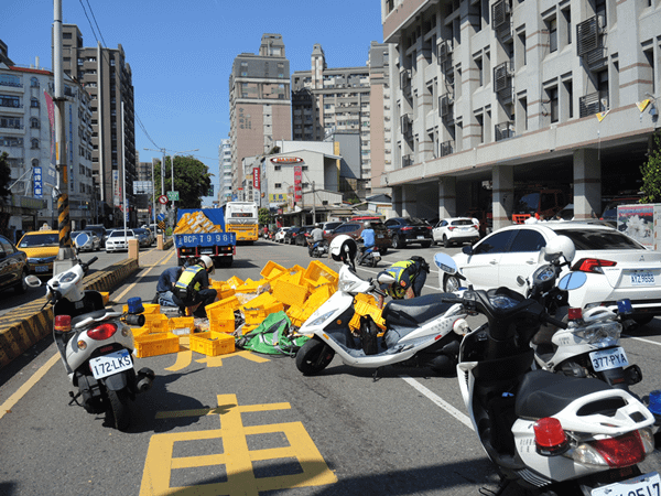 小貨車金屬配件散落一地 彰化波麗士大人徒手撿拾清除障礙物2.png