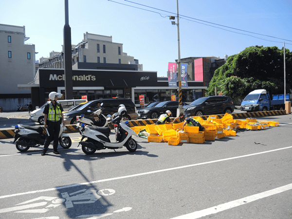 小貨車金屬配件散落一地 彰化波麗士大人徒手撿拾清除障礙物6.png