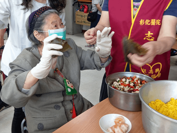 彰醫護理之家端午氣氛濃厚 營養師教你包「五行黃金開胃粽」5.png