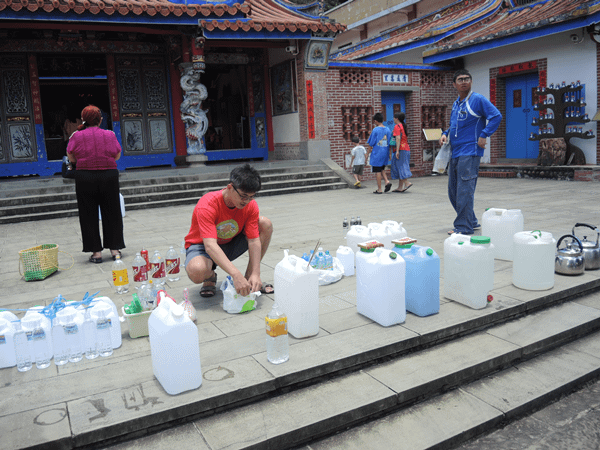 社頭清水岩寺取午時水大排長龍 百年古剎湧出一年陽氣最旺的水5.png