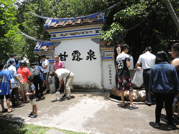 社頭清水岩寺取午時水大排長龍 百年古剎湧出一年陽氣最旺的水8.png