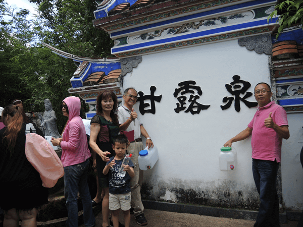 社頭清水岩寺取午時水大排長龍 百年古剎湧出一年陽氣最旺的水9.png