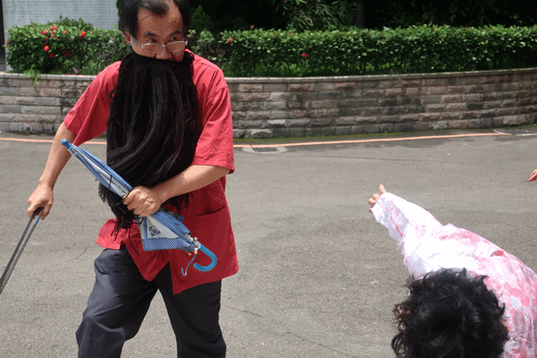 建國科大校園傳殭屍出沒 美容科技研究所生「時尚圖案學」演很大5.png