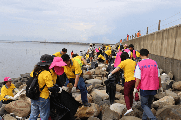 大城鄉公所淨灘揪在地企業與學生逗陣來 近300人齊心淨灘護海洋1.png
