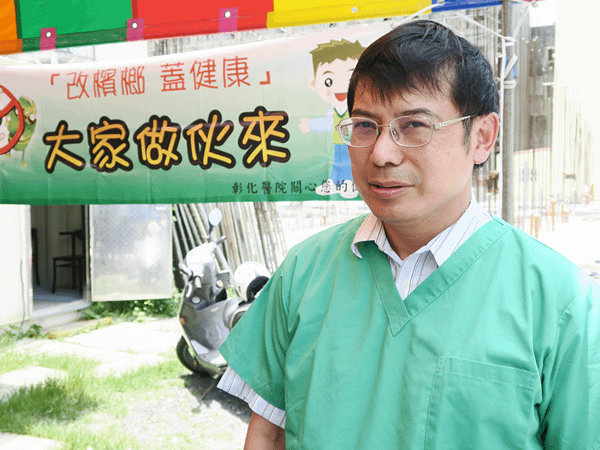 彰化醫院口腔外科醫師金椿期率個管師一行人直搗建築工地衛教並口腔癌篩檢.png
