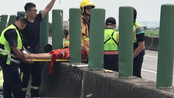 彰化滿載冬瓜大貨車撞工程車 台61線伸港路段重大車禍釀6傷1命危5.png