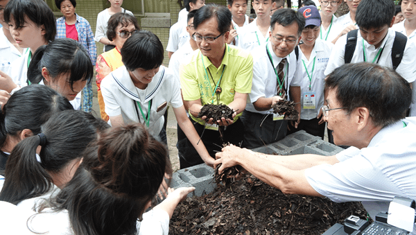 彰化市清潔隊落葉堆肥展成效 彰化姊妹市日本小松市青少年團前往觀摩2.png