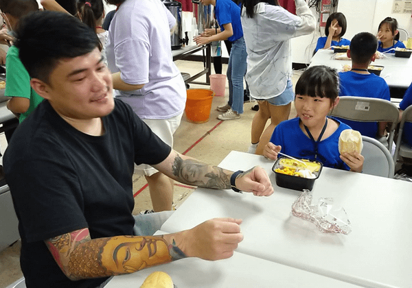 胖卡環島義賣潛艇堡 自立青年陳韋強送愛到彰化家扶3.png