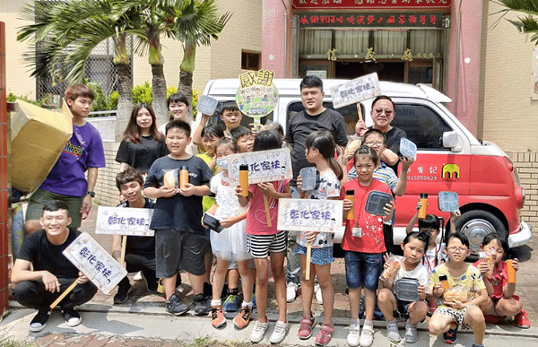 胖卡環島義賣潛艇堡 自立青年陳韋強送愛到彰化家扶1.png