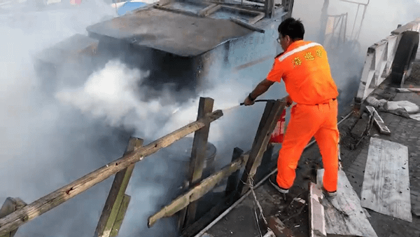 王功安檢所運用港監發現船筏失火 海巡消防合力撲滅1.png