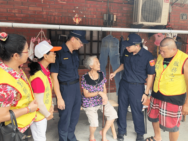 北斗警察分局暖心協助困頓家庭 結合慈善團體修繕屋頂及慰問關懷1.png