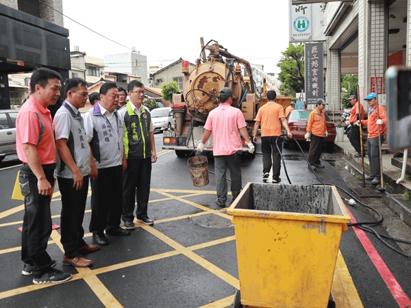 員林市公所因應強降雨及汛期 游振雄關心清潔隊清疏溝渠作業.png