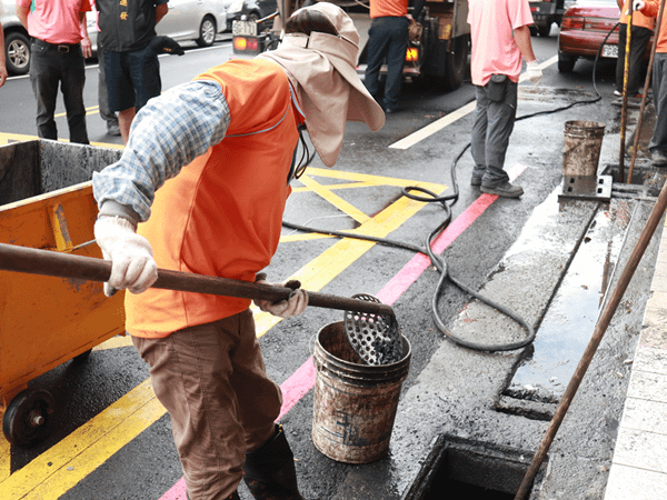 員林市公所因應強降雨及汛期 游振雄關心清潔隊清疏溝渠作業2.png