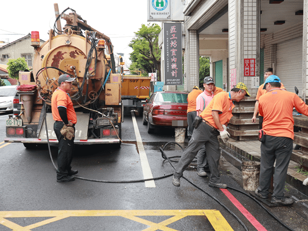 員林市公所因應強降雨及汛期 游振雄關心清潔隊清疏溝渠作業5.png