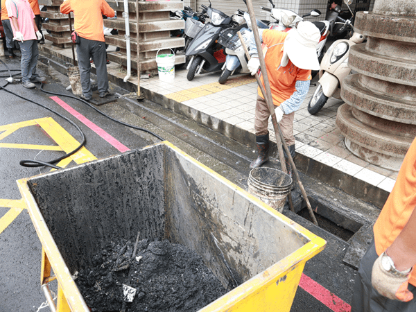 員林市公所因應強降雨及汛期 游振雄關心清潔隊清疏溝渠作業3.png