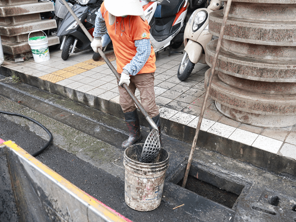 員林市公所因應強降雨及汛期 游振雄關心清潔隊清疏溝渠作業1.png