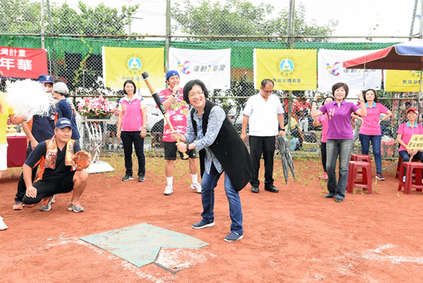 彰化縣體育會辦慢壘全壘打趣味嘉年華 樂在運動揮棒向前行5.png