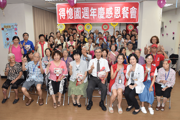 彰基得憶園失智社區服務據點週年慶 老照片幫失智老人重組記憶拼圖1.png