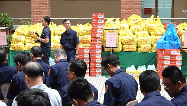 天峰慈善會十年關愛始終如一 警民合作關懷弱勢族群捐贈物資4.png