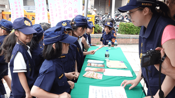 開學日彰警啟動護童專案 維護學童上下學安全6.png