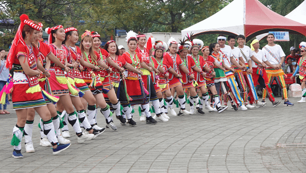 2019彰化縣原住民族文化節暨豐年祭 王惠美跳起原民舞2.png