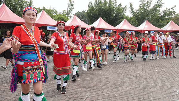 2019彰化縣原住民族文化節暨豐年祭 王惠美跳起原民舞3.png