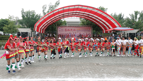 2019彰化縣原住民族文化節暨豐年祭 王惠美跳起原民舞1.png